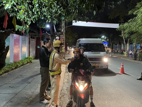 Hàng loạt người nước ngoài vi phạm luật giao thông ở Hội An, chính quyền kiên quyết phạt- Ảnh 2. Người nước ngoài di chuyển bằng xe máy tại TP Hội An được đo nồng độ cồn - Ảnh: Q.H.
