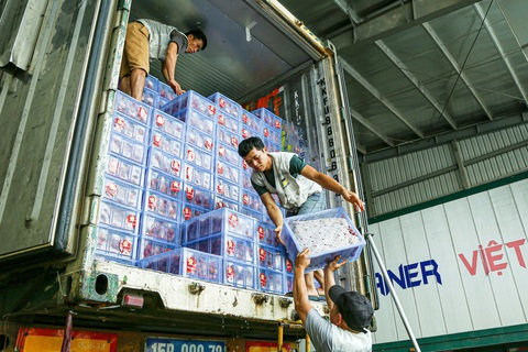 Công nhân vận chuyển nông sản lên các xe container trước khi xuất khẩu sang Trung Quốc tại khu vực cửa khẩu Tân Thanh, tỉnh Lạng Sơn - Ảnh: HÀ QUÂN Công nhân vận chuyển nông sản lên các xe container trước khi xuất khẩu sang Trung Quốc tại khu vực cửa khẩu Tân Thanh, tỉnh Lạng Sơn - Ảnh: HÀ QUÂN