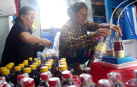 Nước mắm truyền thống Long Hải (xã An Phú, TP Tuy Hòa, tỉnh Phú Yên) từng bước tiệm cận với khách hàng quốc tế - Ảnh: NGUYỄN HOÀNG Nước mắm truyền thống Long Hải (xã An Phú, TP Tuy Hòa, tỉnh Phú Yên) từng bước tiệm cận với khách hàng quốc tế - Ảnh: NGUYỄN HOÀNG