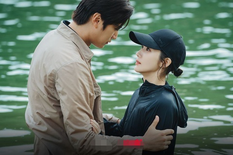Park Min Young khen ngợi bạn diễn kém 8 tuổi trong Marry my husband- Ảnh 1. Khoảnh khắc bùng nổ phản ứng hóa học của Park Min Young với bạn diễn nam kém 8 tuổi Na In Woo
