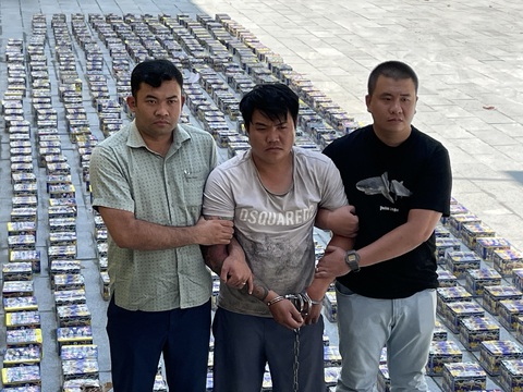 Dùng xe tải chở gần 1 tấn pháo nổ đi tiêu thụ bị Công an TP.HCM bắt giữ- Ảnh 3. Nguyễn Văn Tiến bị bắt - Ảnh: Công an cung cấp