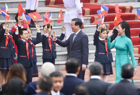 Việt Nam bắn 21 phát đại bác trong lễ đón Tổng thống Philippines Ferdinand Marcos Jr- Ảnh 2. Chủ tịch nước Võ Văn Thưởng và phu nhân ra đón Tổng thống Philippines Ferdinand Marcos Jr và phu nhân - Ảnh: NGUYỄN KHÁNH