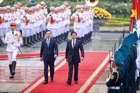 Việt Nam bắn 21 phát đại bác trong lễ đón Tổng thống Philippines Ferdinand Marcos Jr- Ảnh 1. Chủ tịch nước Võ Văn Thưởng và Tổng thống Philippines Ferdinand Marcos Jr duyệt đội danh dự tại lễ đón - Ảnh: NGUYỄN KHÁNH