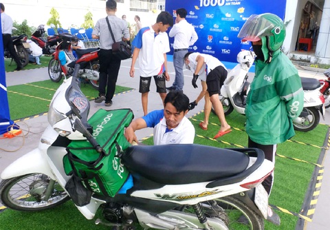 Một tài xế xe ôm công nghệ mang xe đến thay nhớt tại chương trình này - Ảnh: VŨ THỦY Một tài xế xe ôm công nghệ mang xe đến thay nhớt tại chương trình này - Ảnh: VŨ THỦY