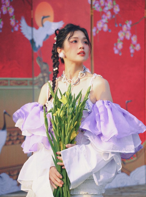 Suni Hạ Linh tự tin làm mới nhạc Tết, bất ngờ nhất là 'Con bướm xuân'- Ảnh 1. Suni Hạ Linh hóa cô gái mùa xuân
