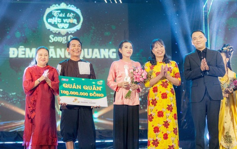 Ban tổ chức trao giải quán quân cho cặp thí sinh Nguyễn Thanh Phong - Huỳnh Thị Kim Tuyến - Ảnh: Đ.TUYẾT Ban tổ chức trao giải quán quân cho cặp thí sinh Nguyễn Thanh Phong - Huỳnh Thị Kim Tuyến - Ảnh: Đ.TUYẾT