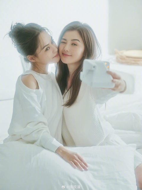 Thái Trác Nghiên người luôn bên cạnh ủng hộ, cổ vũ cho Chung Hân Đồng lúc cô gặp khó khăn trong cuộc sống Thái Trác Nghiên - người luôn bên cạnh ủng hộ, cổ vũ Chung Hân Đồng lúc cô gặp khó khăn trong cuộc sống