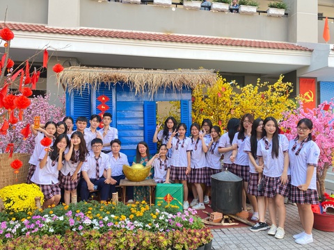 11 lời khuyên học sinh dịp Tết gây Học sinh Trường THPT Nguyễn Hữu Thọ, quận 4, TP.HCM bên những đồ trang trí Tết tại sân trường xuân Giáp Thìn 2024 - Ảnh: MỸ DUNG