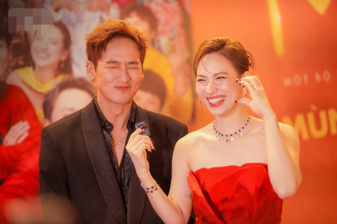 Phương Anh Đào nói về tin đồn 'phim giả tình thật' với Tuấn Trần- Ảnh 1. Phương Anh Đào và Tuấn Trần đẹp đôi trên thảm đỏ công chiếu phim Mai