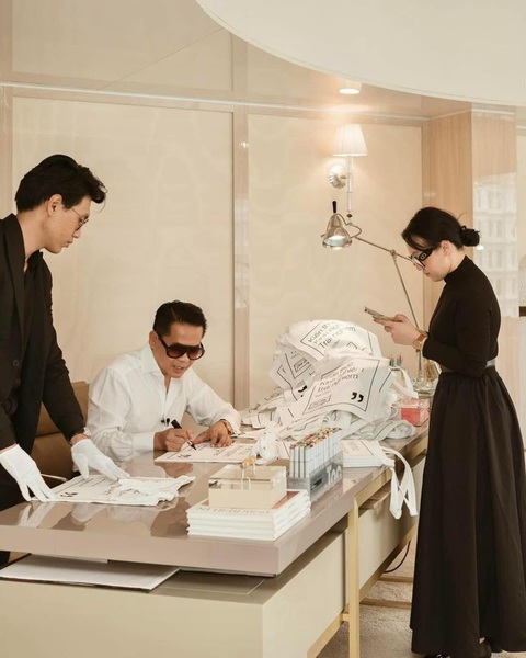 Chiếc túi tò-te thị phi của cựu ảo thuật gia- Ảnh 1. Nhà thiết kế ký tặng trên từng chiếc túi tò-te bán ra. (Ảnh: IGNV)