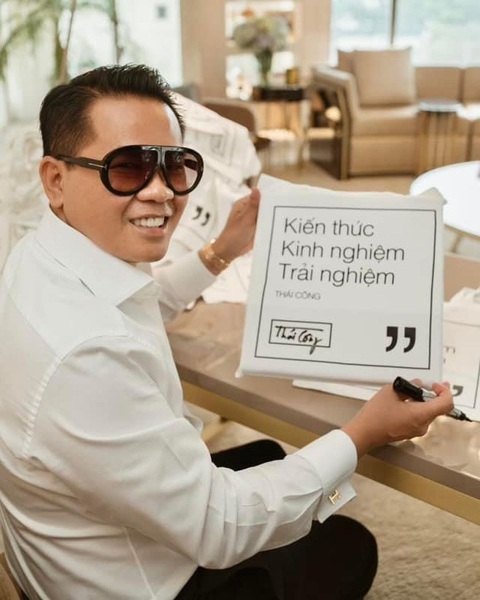 Chiếc túi tò-te thị phi của cựu ảo thuật gia- Ảnh 2. Chiếc túi "Kiến thức, Kinh nghiệm và Trải nghiệm" thành "hàng hot" trên mạng xã hội. (Ảnh: IGNV)