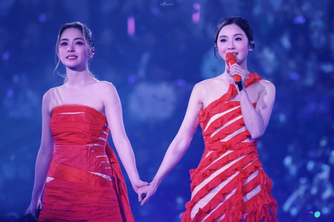 Twins đã có buổi hoà nhạc 14 đêm tại Hồng Khám dịp kỉ niệm 22 năm thành lập nhóm Twins đã có buổi hòa nhạc 14 đêm tại Hồng Quán dịp kỷ niệm 22 năm thành lập nhóm
