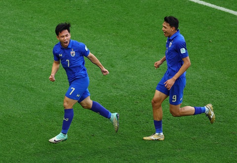 Thua Uzbekistan 1-2, Thái Lan dừng bước tại Asian Cup 2023- Ảnh 3. Sự phấn khích của Supachok (số 7) sau siêu phẩm cứa lòng - Ảnh: REUTERS