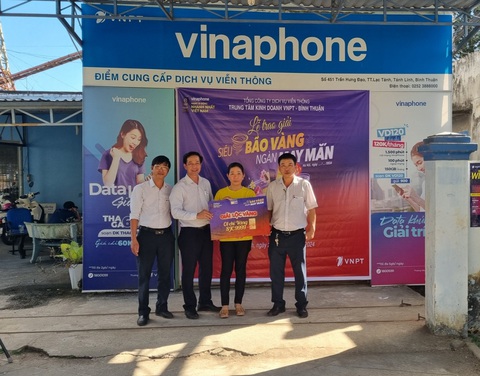 VinaPhone đã tìm được những khách hàng may mắn là chủ nhân của giải vàng SJC 9999 VinaPhone đã tìm được những khách hàng may mắn là chủ nhân của giải vàng SJC 9999
