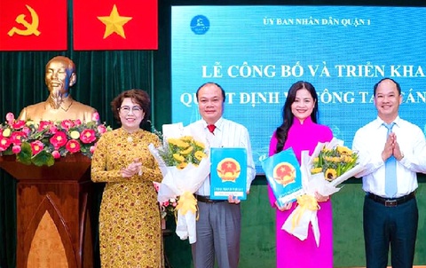 Lãnh đạo quận 1 (TP.HCM) trao quyết định điều động và bổ nhiệm cho ông Võ Cao Long (thứ hai, từ trái qua) và bà Lê Thị Bình (thứ ba, từ trái qua) - Ảnh: UBND Quận 1 Lãnh đạo quận 1 (TP.HCM) trao quyết định điều động và bổ nhiệm cho ông Võ Cao Long (thứ hai, từ trái qua) và bà Lê Thị Bình (thứ ba, từ trái qua) - Ảnh: UBND Quận 1
