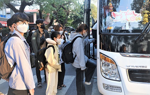 Chuyến xe nghĩa tình đưa sinh viên về quê đón Tết: Để đường về an toàn hơn- Ảnh 1. Các bạn sinh viên bước lên chuyến xe “Cùng PVOIL về quê đón Tết” xuân Giáp Thìn 2024 - Ảnh: Q.L.