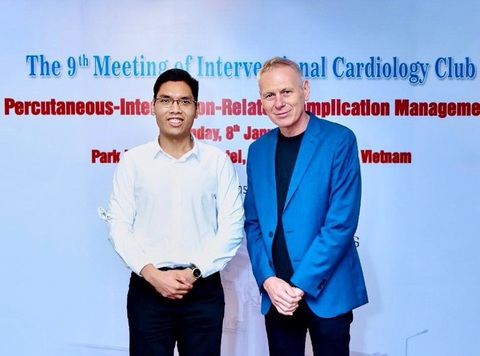 Phòng tránh đột tử trong thể thao bằng cách nào?- Ảnh 3. Bác sĩ Phan Tấn Tài (trái) - Ảnh: NVCC