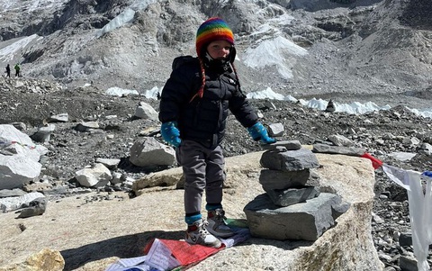 Cậu bé Anh 2 tuổi, người nhỏ tuổi nhất đặt chân đến Everest- Ảnh 1. Nhà thám hiểm nhí Carter Dallas - Ảnh: The Telegraph