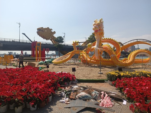 Thêm một linh vật rồng cuồn cuộn tại Đà Nẵng nhập cuộc tỉ thí rồng xuân cả nước- Ảnh 1. Rồng xuân cuồn cuộn đầy uy lực nằm bên cầu Rồng Đà Nẵng - Ảnh: MINH NGUYỄN