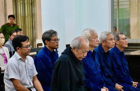 Vụ Mường Thanh Viễn Triều Nha Trang: Cựu chủ tịch tỉnh Khánh Hòa bị phạt tiếp 5 năm tù- Ảnh 1. Các cựu lãnh đạo tỉnh Khánh Hòa nghe hội đồng xét xử tuyên án vụ sai phạm tại dự án khách sạn và căn hộ cao cấp Oceanus (nay là Mường Thanh Viễn Triều) - Ảnh: MINH CHIẾN