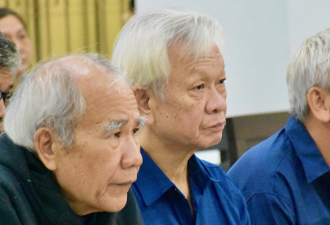 Vụ Mường Thanh Viễn Triều Nha Trang: Cựu chủ tịch tỉnh Khánh Hòa bị phạt tiếp 5 năm tù- Ảnh 3. Từ trái sang: ông Đào Công Thiên bị tuyên phạt 3 năm tù, Nguyễn Chiến Thắng bị tuyên phạt 5 năm tù - Ảnh: MINH CHIẾN