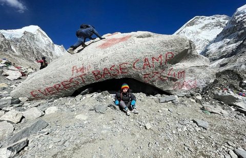 Cậu bé Anh 2 tuổi, người nhỏ tuổi nhất đặt chân đến Everest- Ảnh 2. Bé Carter tại Everest Base Camp - Ảnh: STV