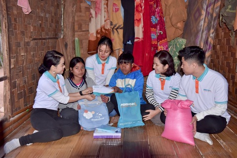 ABBANK trồng 50.000 cây xanh phòng chống thiên tai tại Quảng Bình- Ảnh 2. Đoàn tình nguyện viên tới thăm và tặng quà gia đình một học sinh lớp 9 người dân tộc Vân Kiều sớm mồ côi cha mẹ và hiện sống cùng anh trai đã hỏng một mắt