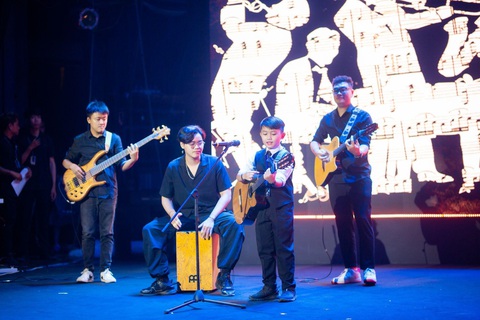 Chung kết ILA Speak Up 2023: Những tài năng tỏa sáng- Ảnh 2. Việt Anh (8 tuổi) đàn guitar và hát bài Lemon tree và Stand by me