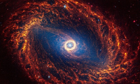 Thiên hà xoắn ốc NGC 1512, nằm cách Trái đất 30 triệu năm ánh sáng, được nhìn thấy trong một hình ảnh không viền từ Kính viễn vọng Không gian James Webb - Ảnh: REUTERS Thiên hà xoắn ốc NGC 1512, nằm cách Trái đất 30 triệu năm ánh sáng, được nhìn thấy trong một hình ảnh không viền từ Kính viễn vọng Không gian James Webb - Ảnh: REUTERS