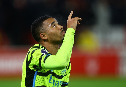 Tin tức thể thao sáng 31-1: Arsenal lên nhì bảng ở Premier League; Morocco bị loại khỏi AFCON 2023- Ảnh 1. Niềm vui của Jesus sau khi ghi bàn vào lưới Nottingham - Ảnh: REUTERS