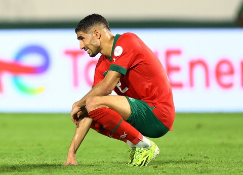 Tin tức thể thao sáng 31-1: Arsenal lên nhì bảng ở Premier League; Morocco bị loại khỏi AFCON 2023- Ảnh 2. Sự thất vọng của Hakimi sau khi Morocco bị Nam Phi loại khỏi AFCON 2023 - Ảnh: REUTERS