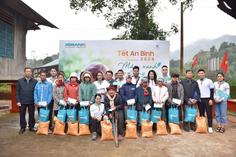 ABBANK trồng 50.000 cây xanh phòng chống thiên tai tại Quảng Bình- Ảnh 3. ABBANK trao tặng 50 phần quà Tết bao gồm tiền mặt và nhu yếu phẩm cho bà con có hoàn cảnh đặc biệt khó khăn tại địa phương