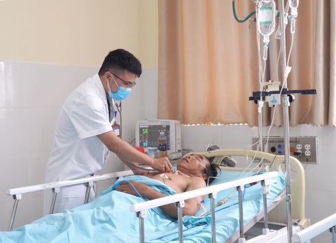 Ăn cá nóc, 3 ngư dân tê lưỡi, nguy kịch- Ảnh 1. Bác sĩ Bệnh viện Đa khoa trung ương Quảng Nam thăm khám cho một người trong nhóm ngư dân ngộ độc cá nóc - Ảnh: BÙI HUÂN