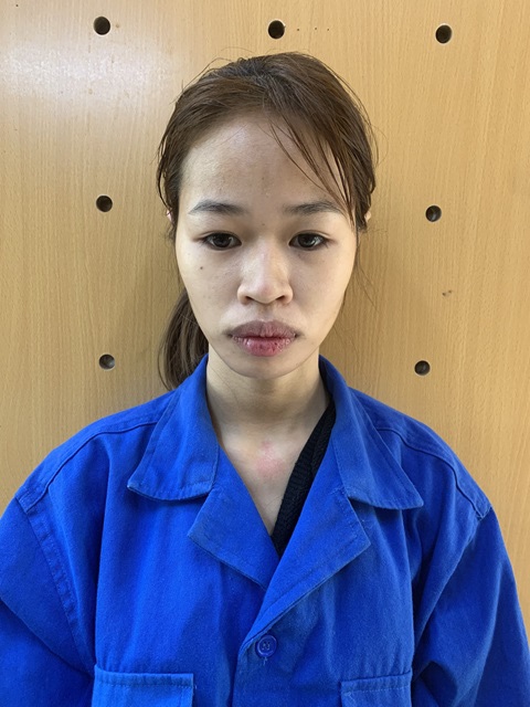 Đánh bạc thua 2 tỉ, lên mạng lừa lại người khác 809 triệu- Ảnh 1. Nguyễn Thị Nga tại cơ quan Công an - Ảnh: CAHD