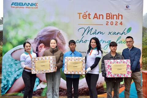 ABBANK trồng 50.000 cây xanh phòng chống thiên tai tại Quảng Bình- Ảnh 4. Toàn bộ chi phí quà Tết đến từ những tấm lòng hảo tâm của cán bộ nhân viên Ngân hàng An Bình