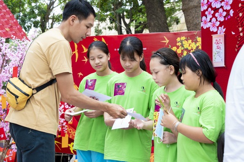 Chăm lo cho học sinh có người thân mất vì COVID-19 đến hết đại học- Ảnh 1. Các em học sinh có người thân mất vì COVID-19 nhận những phần quà trong chương trình Tất niên yêu thương - Ảnh: NVCC