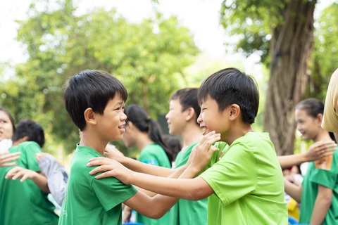 Chăm lo cho học sinh có người thân mất vì COVID-19 đến hết đại học- Ảnh 2. Các em nhỏ thích thú khi được vui đùa cùng nhau - Ảnh: NVCC