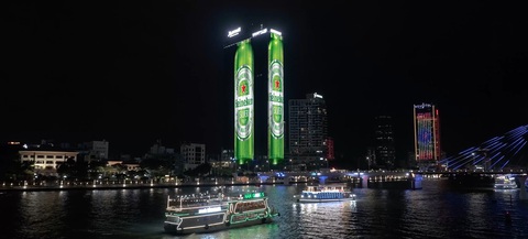 Kết nối kiểu mới với #Kennection trong mùa lễ hội- Ảnh 3. Heineken "phủ xanh" mùa lễ hội với chai Ken khổng lồ