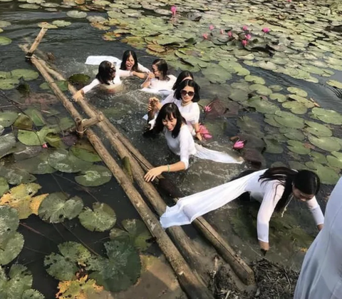 7749 kiểu bi hài khi chụp ảnh áo dài đón Tết- Ảnh 8. Kiểm tra lại đủ người chưa rồi lên bờ nhé.
