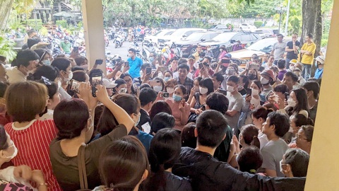 Phụ huynh đến hệ thống Anh ngữ APAX Leaders đòi học phí đã đóng trong năm 2023. Nhiều phụ huynh đóng các gói học phí nhiều năm với hàng chục, thậm chí hàng trăm triệu đồng - Ảnh: TRỌNG NHÂN Phụ huynh đến hệ thống Anh ngữ Apax Leaders đòi học phí đã đóng trong năm 2023. Nhiều phụ huynh đóng các gói học phí nhiều năm với hàng chục, thậm chí hàng trăm triệu đồng - Ảnh: TRỌNG NHÂN