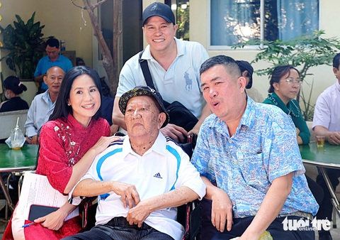 Từ trái qua: nghệ sĩ Đào Vân Anh, Văn Ruy, Nhật Cường thăm hỏi nghệ sĩ Mạc Can - Ảnh: LINH ĐOAN Từ trái qua: nghệ sĩ Đào Vân Anh, Văn Ruy, Nhật Cường thăm hỏi nghệ sĩ Mạc Can - Ảnh: LINH ĐOAN
