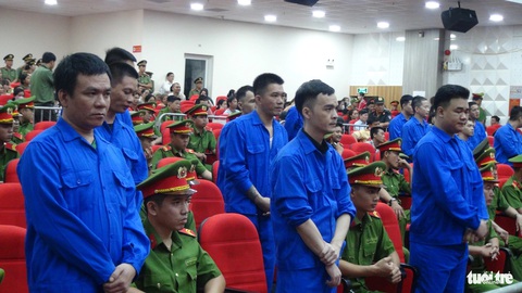 Vụ 70 giang hồ Phú Quốc: 3 án chung thân, không có án tử hình- Ảnh 4. Bị cáo Phạm Anh Hiếu (giữa, hàng đầu) bị tuyên phạt mức án 20 năm tù, thay vì mức án chung thân như đề nghị của viện kiểm sát - Ảnh: BỬU ĐẤU
