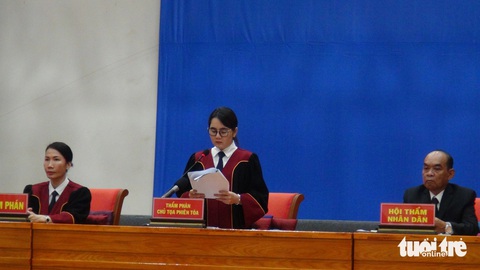 Vụ 70 giang hồ Phú Quốc: 3 án chung thân, không có án tử hình- Ảnh 2. Chủ tọa phiên tòa đã tuyên 3 án chung thân, không có án tử hình nào, được cho là nhẹ hơn so với đề xuất của viện kiểm sát - Ảnh: BỬU ĐẤU