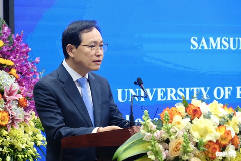 Trường đại học Công nghệ 'bắt tay' Samsung đào tạo nhân lực bán dẫn và vi mạch- Ảnh 2. Ông Choi Joo Ho - tổng giám đốc Tổ hợp Samsung Việt Nam - phát biểu tại lễ ký kết - Ảnh: NGUYÊN BẢO