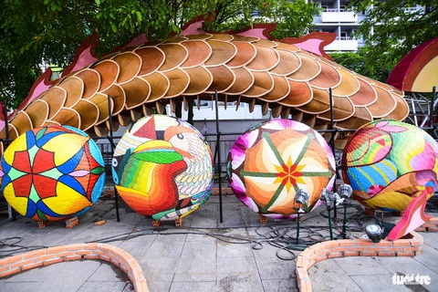 Linh vật rồng khổng lồ Lưỡng Long triều liên trên Đường hoa Nguyễn Huệ- Ảnh 5. Nhiều tiểu cảnh cũng được khẩn trương hoàn thiện khi Tết Giáp Thìn đang đến gần.
