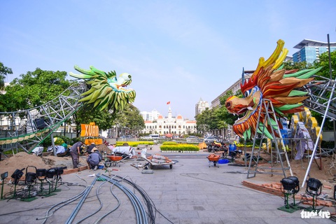 Linh vật rồng khổng lồ Lưỡng Long triều liên trên Đường hoa Nguyễn Huệ- Ảnh 7. Sáng 31-1, hàng chục công nhân vẫn đang tất bật thi công đường hoa Nguyễn Huệ Tết Giáp Thìn để kịp tiến độ. Theo dự kiến, đường hoa sẽ đón sớm những vị khách Việt kiều đến chiêm ngưỡng trong những ngày tới.