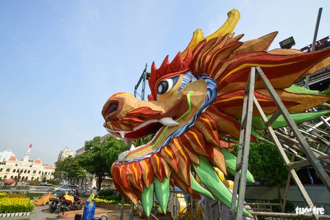 Linh vật rồng khổng lồ Lưỡng Long triều liên trên Đường hoa Nguyễn Huệ- Ảnh 8. Đầu rồng bán kính hơn 2m, được các nghệ nhân vẽ hình ảnh rồng oai hùng, rực rỡ.