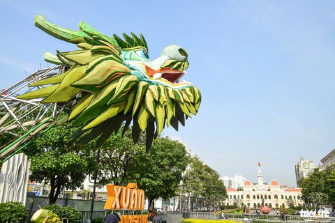 Linh vật rồng khổng lồ Lưỡng Long triều liên trên Đường hoa Nguyễn Huệ- Ảnh 9. Các linh vật rồng được cấu tạo bằng thép tạo hình, với các mảnh nan ghép thân thiện môi trường.