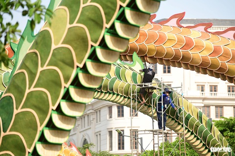 Linh vật rồng khổng lồ Lưỡng Long triều liên trên Đường hoa Nguyễn Huệ- Ảnh 10. Công nhân chăm chút cho từng vảy con rồng với thân rồng dài 100m, lập kỷ lục mới trên đường hoa sau 21 năm. Gần 100 công nhân tất bật trên đường hoa để kịp tiến độ.