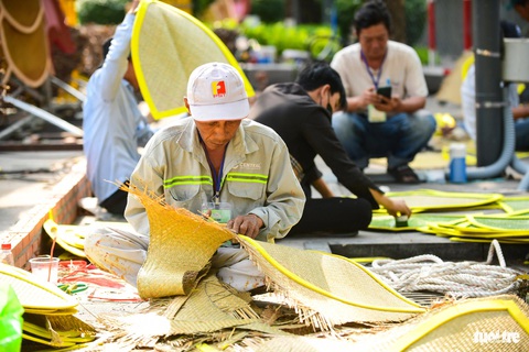 Linh vật rồng khổng lồ Lưỡng Long triều liên trên Đường hoa Nguyễn Huệ- Ảnh 11. Hiện tại đường hoa đang dần thành hình, nổi bật nhất là hình ảnh 3 linh vật rồng đang dần lộ diện, nhiều người đi ngang qua cho biết họ thực sự ấn tượng bởi hình ảnh các linh vật rồng năm nay.